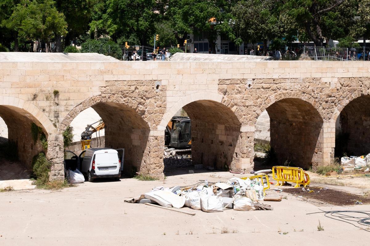 Escombros sacados ayer bajo el puento del Baluard del Príncep