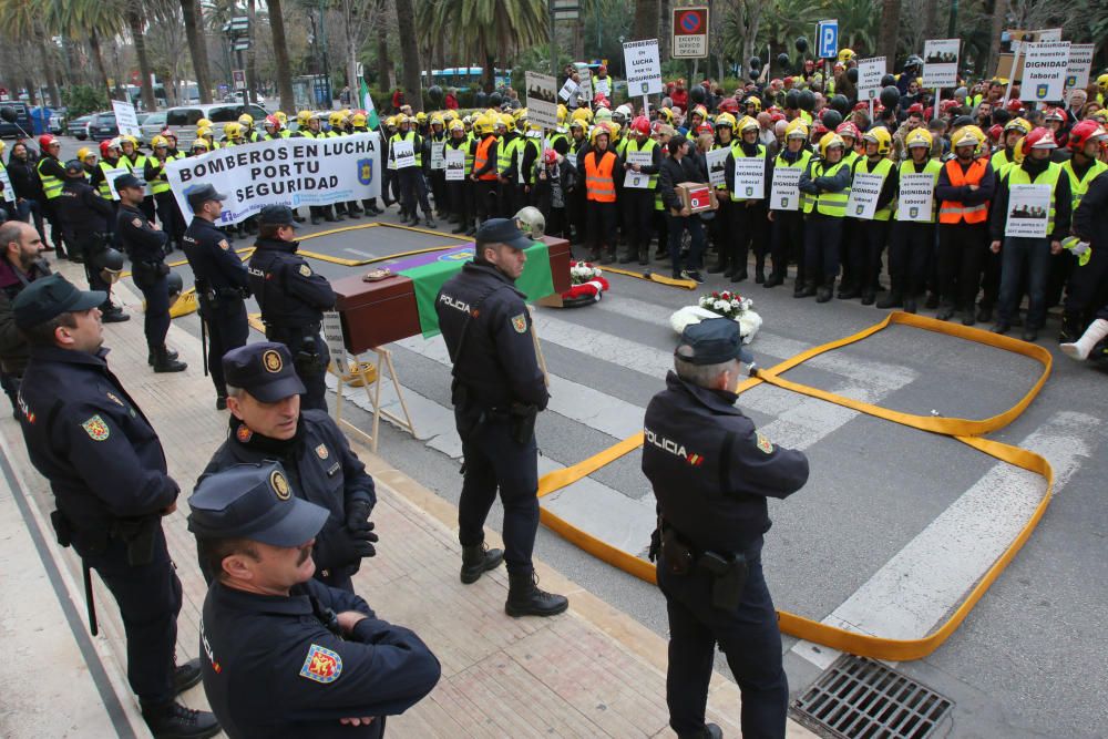 El colectivo se manifiesta en las calles en una marcha que ha concluido frente al Ayuntamiento