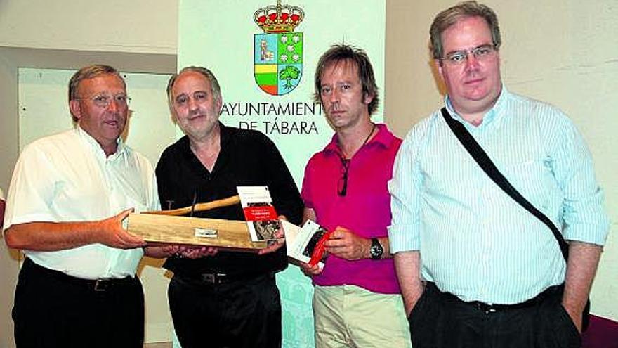 El alcalde de Tábara, José Ramos, entrega del premio al ganador de la pasada edición, Zacarías Custodio Lorenzo.