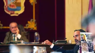 El PSOE acusa al alcalde de Málaga de "falsear lo ocurrido" en el pleno sobre la limpieza en el que expulsó a varios vecinos