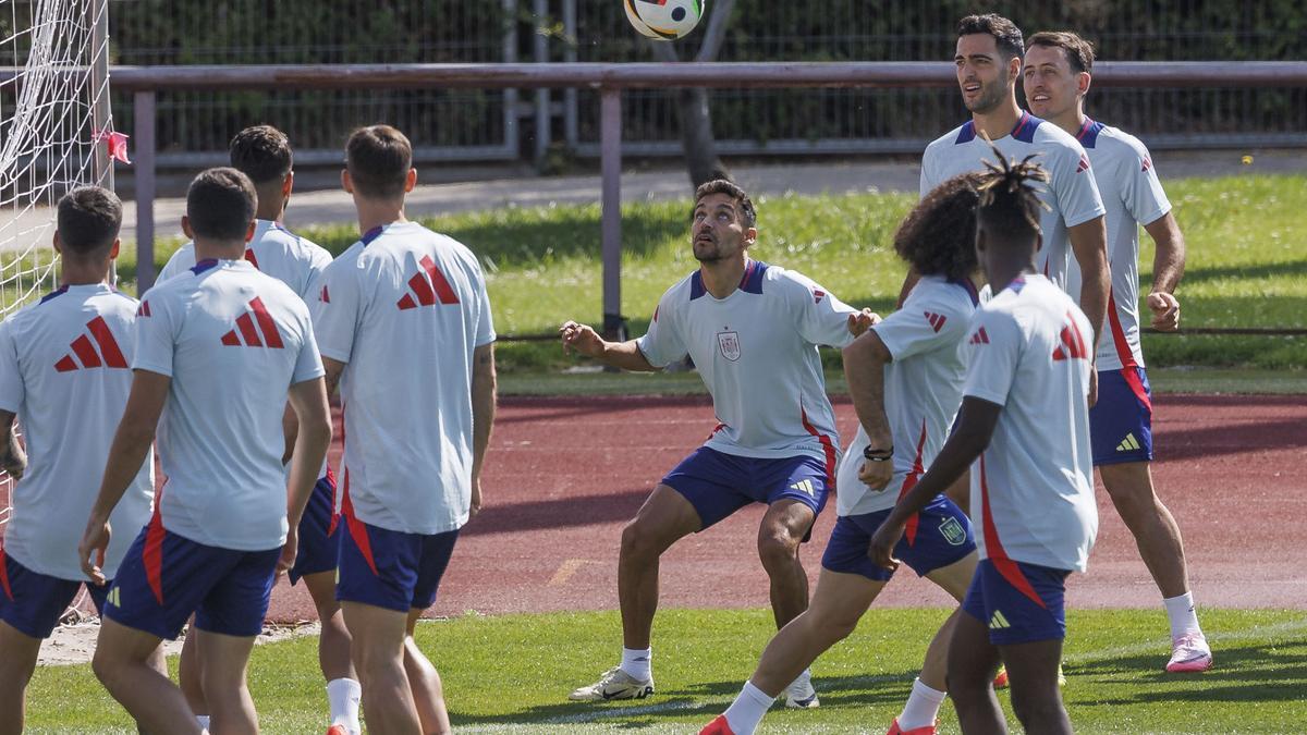 El jugador de la selección española Jesús Navas durante el entrenamiento que el combinado nacional ha llevado a cabo este martes en la Ciudad del Futbol de las Rozas, en Madrid, para preparar su partido amistoso de mañana ante Andorra.