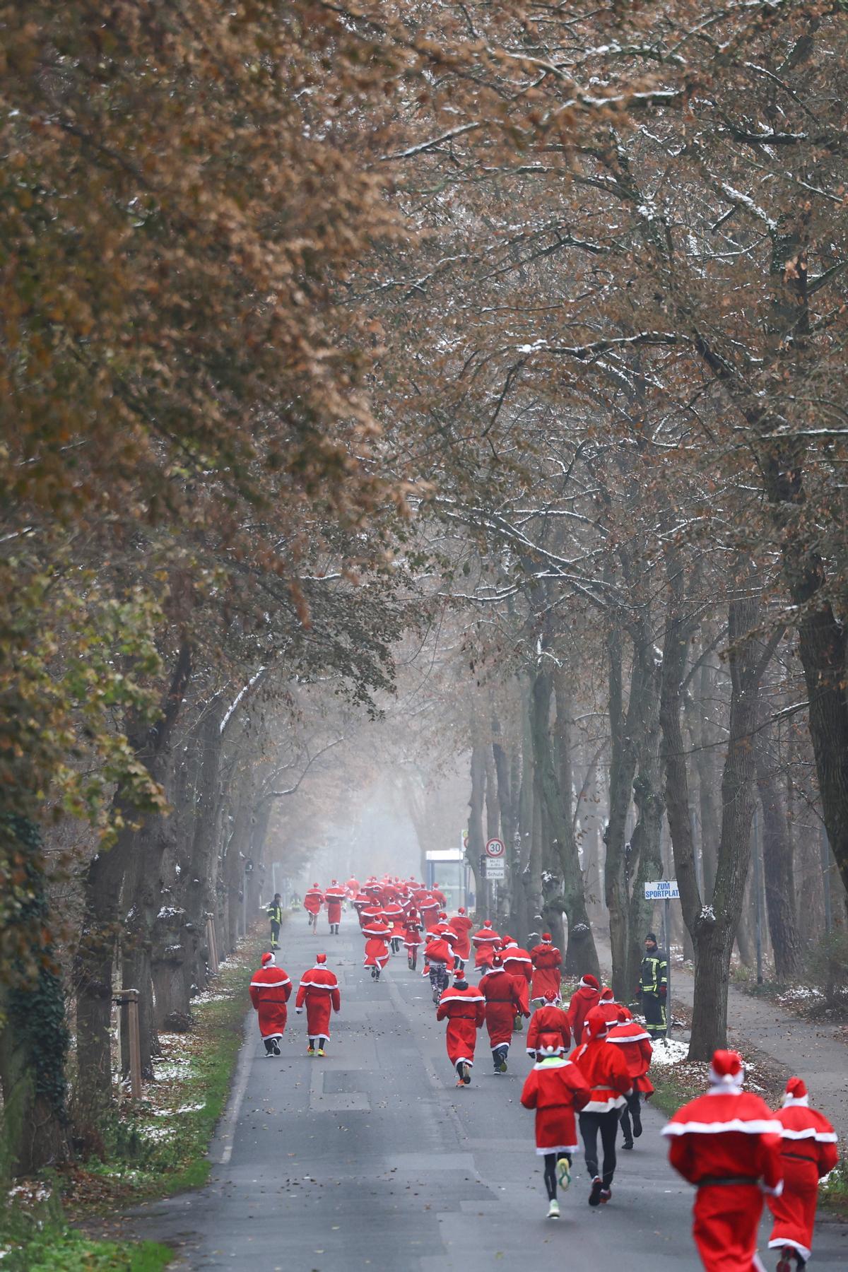 Carrera multitudinaria de papas Noel en Michendorf (Alemania)