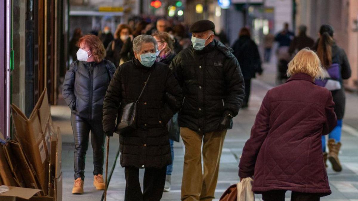 Los zamoranos se abrigan ante el descenso de temperaturas.