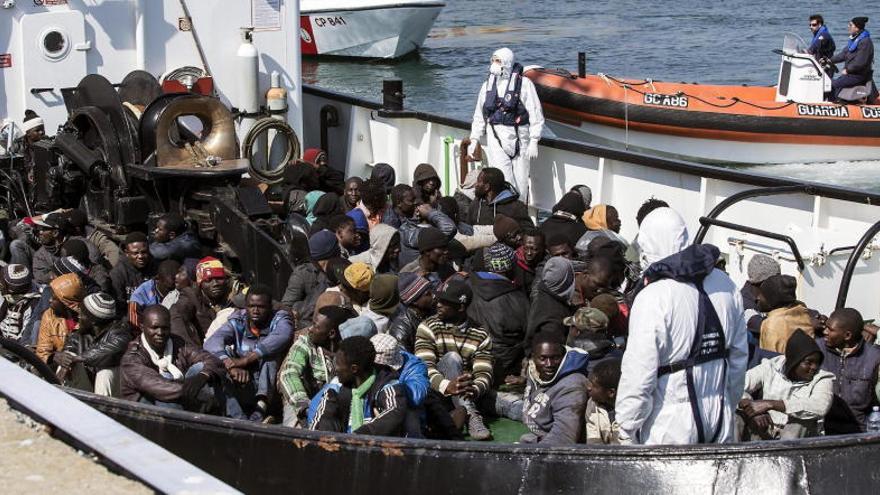 Un grupo de inmigrantes rescatado en la costa italiana
