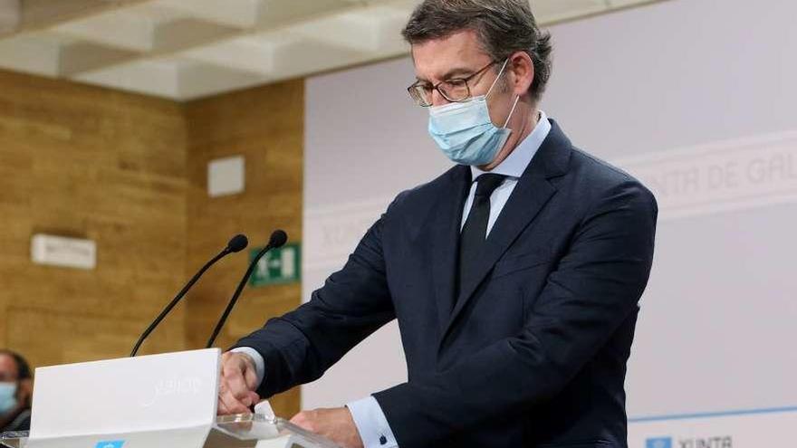 Feijóo, con mascarilla, antes de la rueda de prensa de ayer en la sede de la Xunta en Santiago.