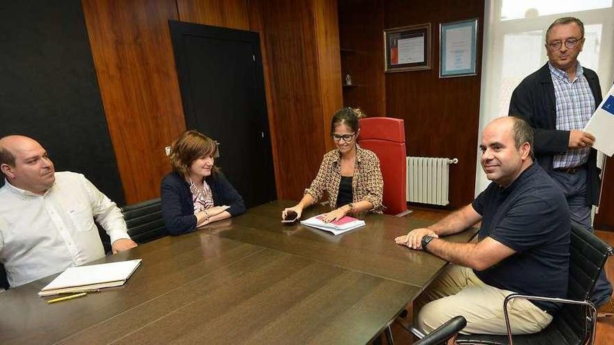 La concejala de Urbanismo, Anabel Gulías, con los representantes del Colegio de Arquitectos. // G. Santos