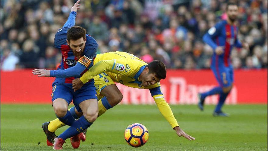 Aythami y Messi disputan un balón durante el Barcelona-UD Las Palmas de la pasada temporada en el Camp Nou.