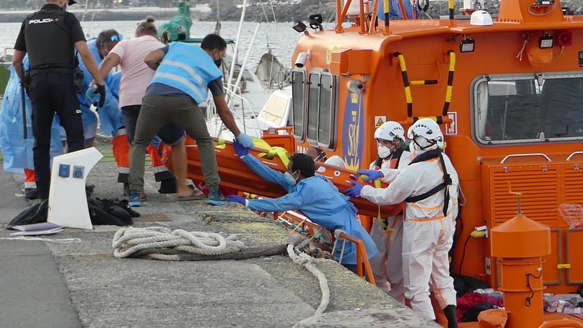 Salvamento Marítimo rescata en Canarias a 186 personas que viajaban en tres pateras