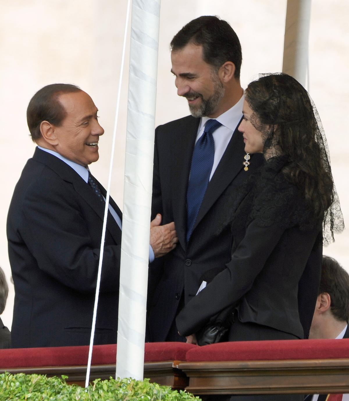 Silvio Berlusconi junto a los entonces príncipes de Asturias, Felipe y Letizia, en la ceremonia de beatificación del papa Juan Pablo II, en El Vaticano, el 1 de mayo del 2011.