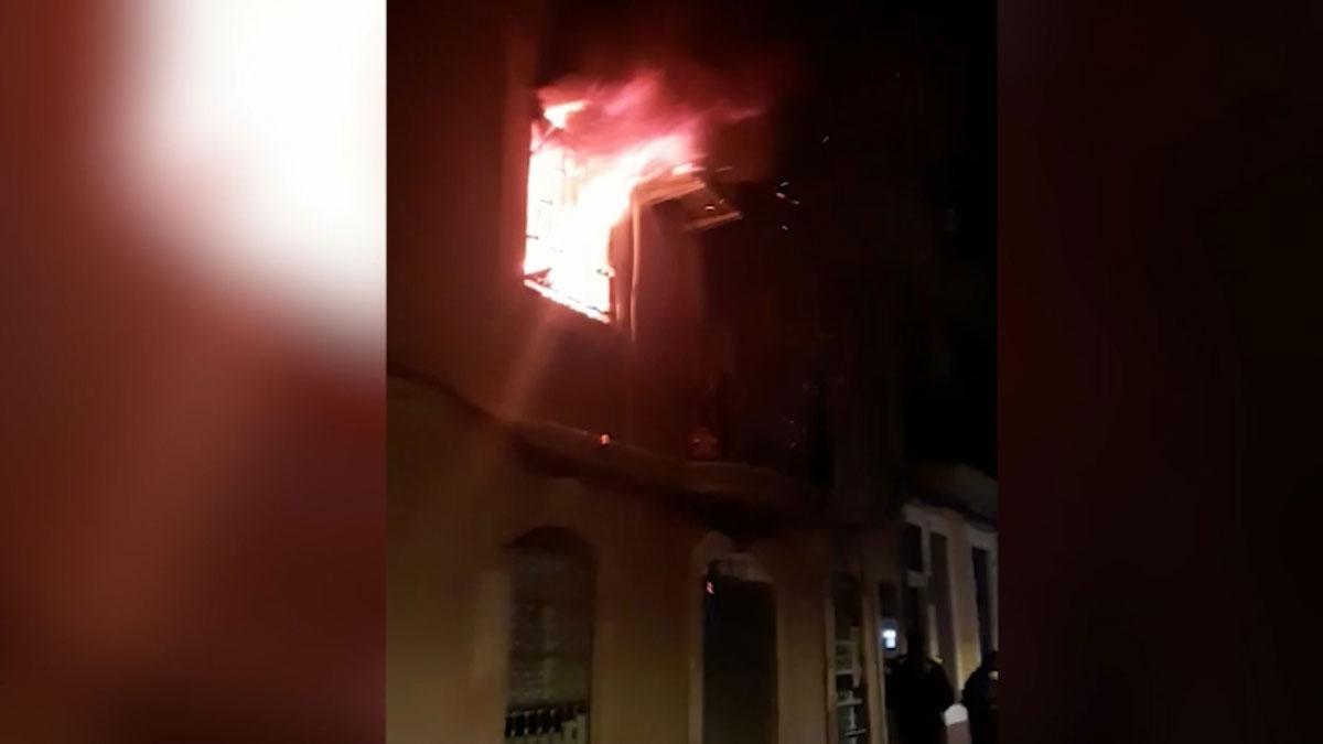 Incendio en un piso de Barcelona con un hombre atado en su interior.