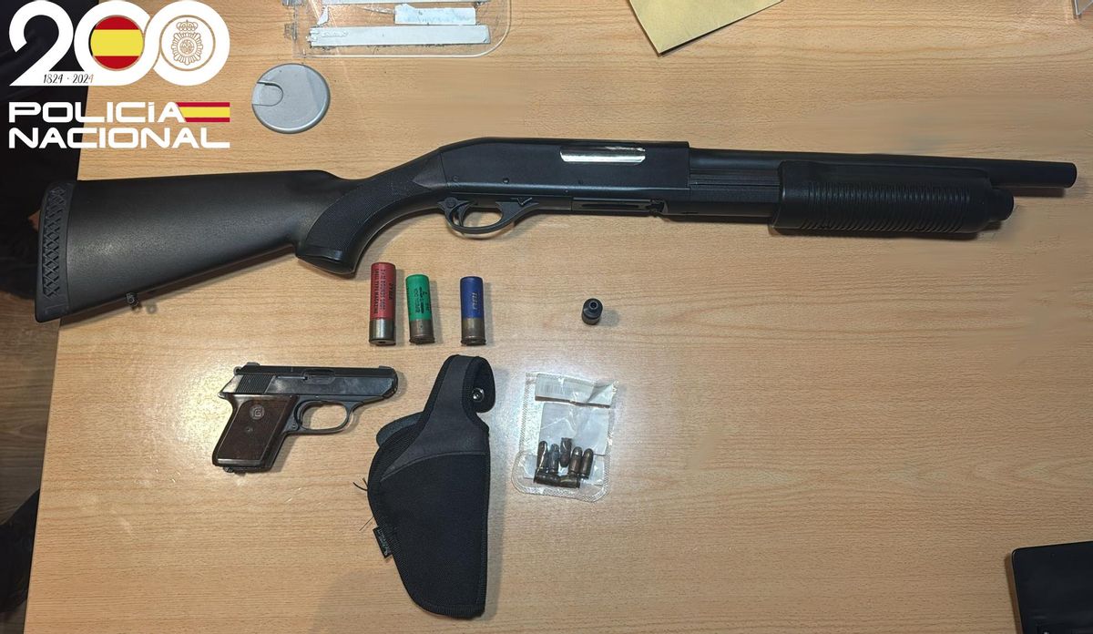 Pistola y escopeta con la que amenazó al personal de un bar de Corea.