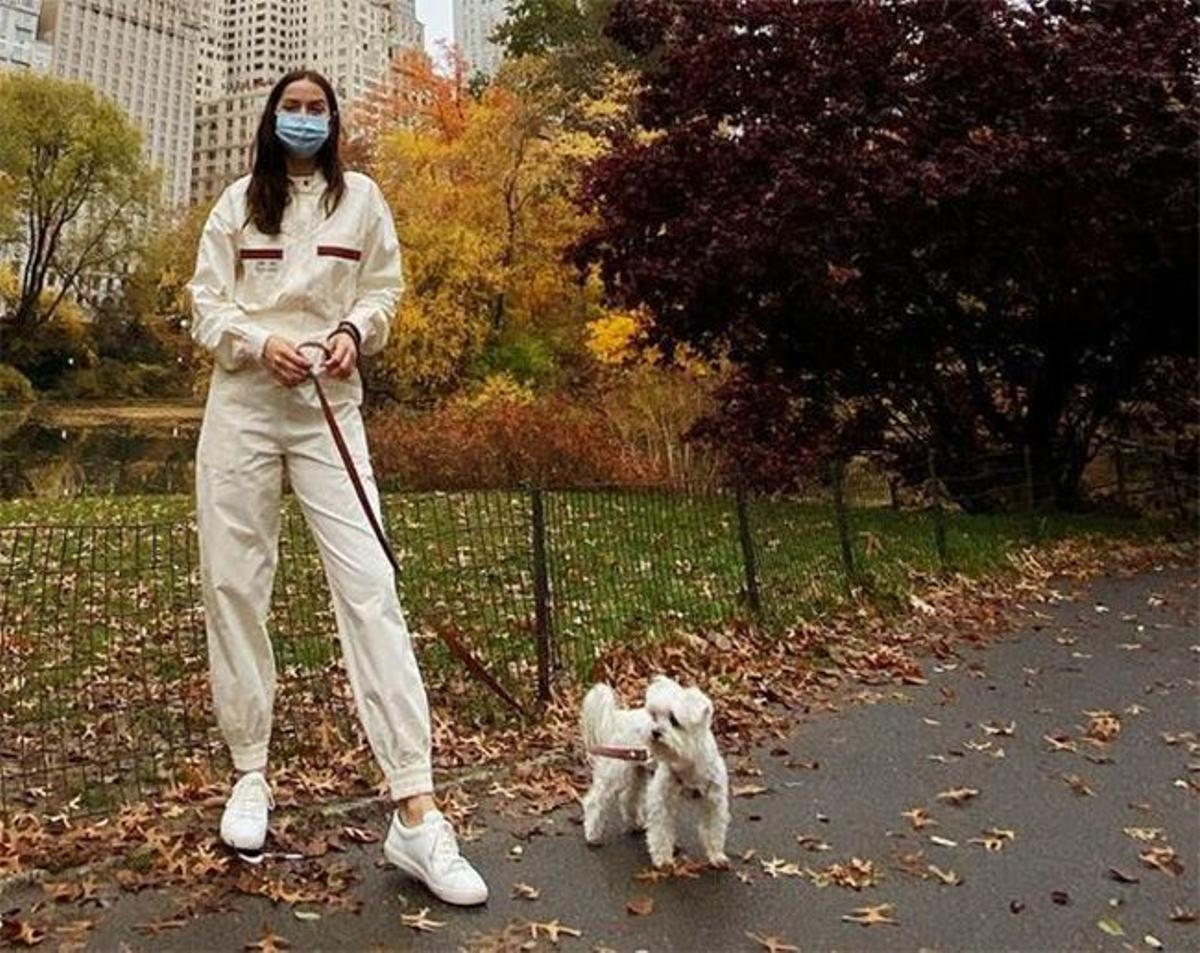 Ana de Armas con mono de Gucci en Central Park