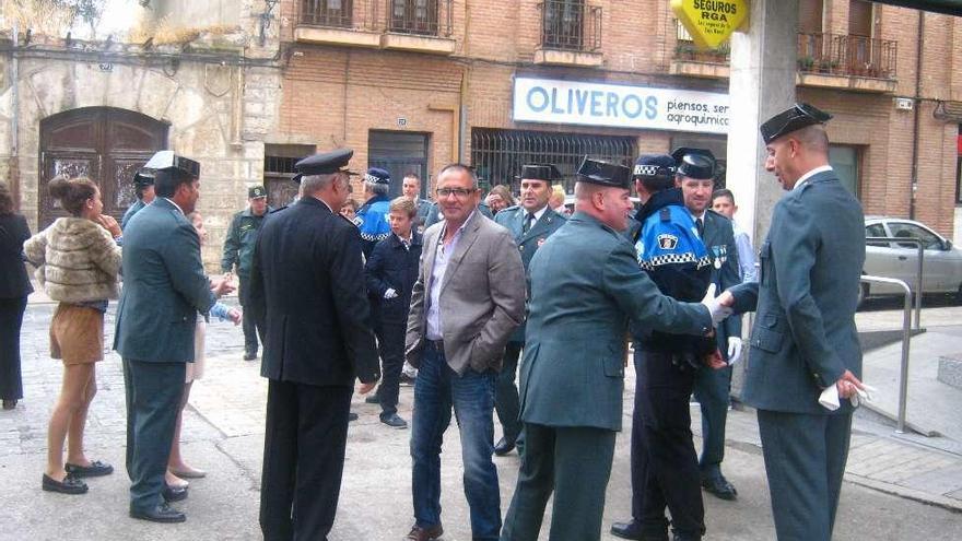 Autoridades y vecinos arropan a la Guardia Civil en la celebración del día de su patrona