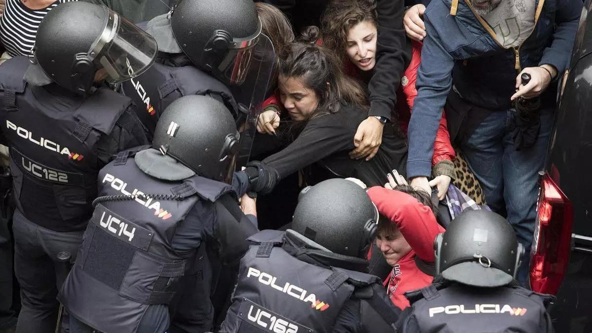 Càrrega policial davant del col·legi Ramon Llull, a Barcelona, durant el referèndum de l'1 d'octubre del 2017