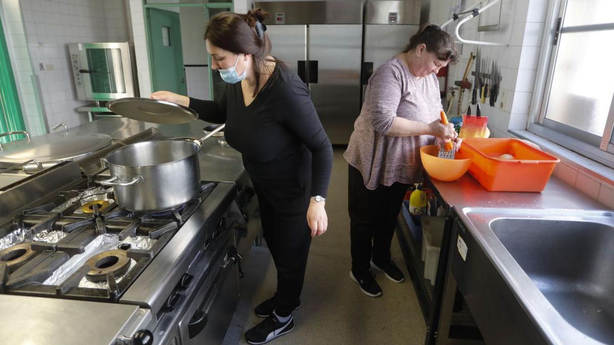 Dos voluntarias preparan la comida para las familias ucranianas del comedor social. | D. TORTAJADA