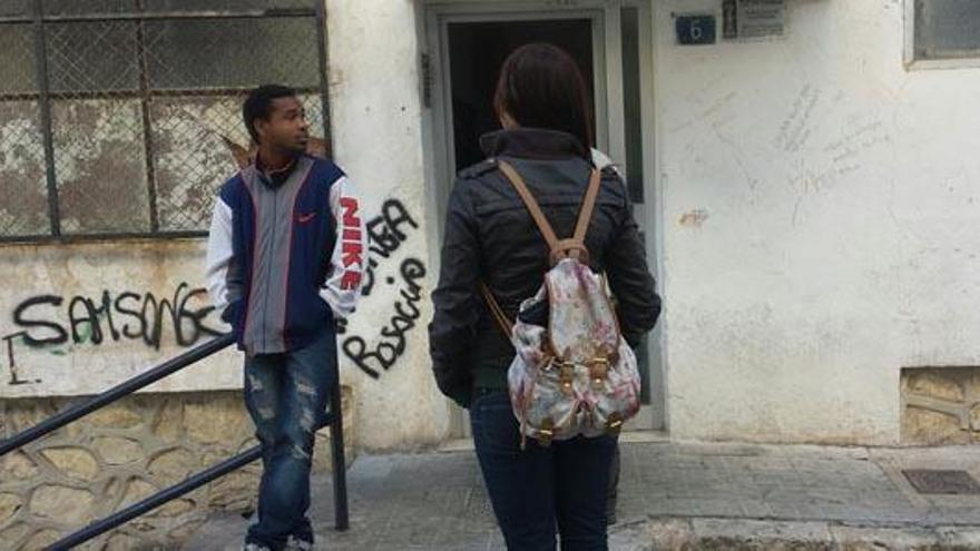 El ahora detenido, junto a la vivienda.