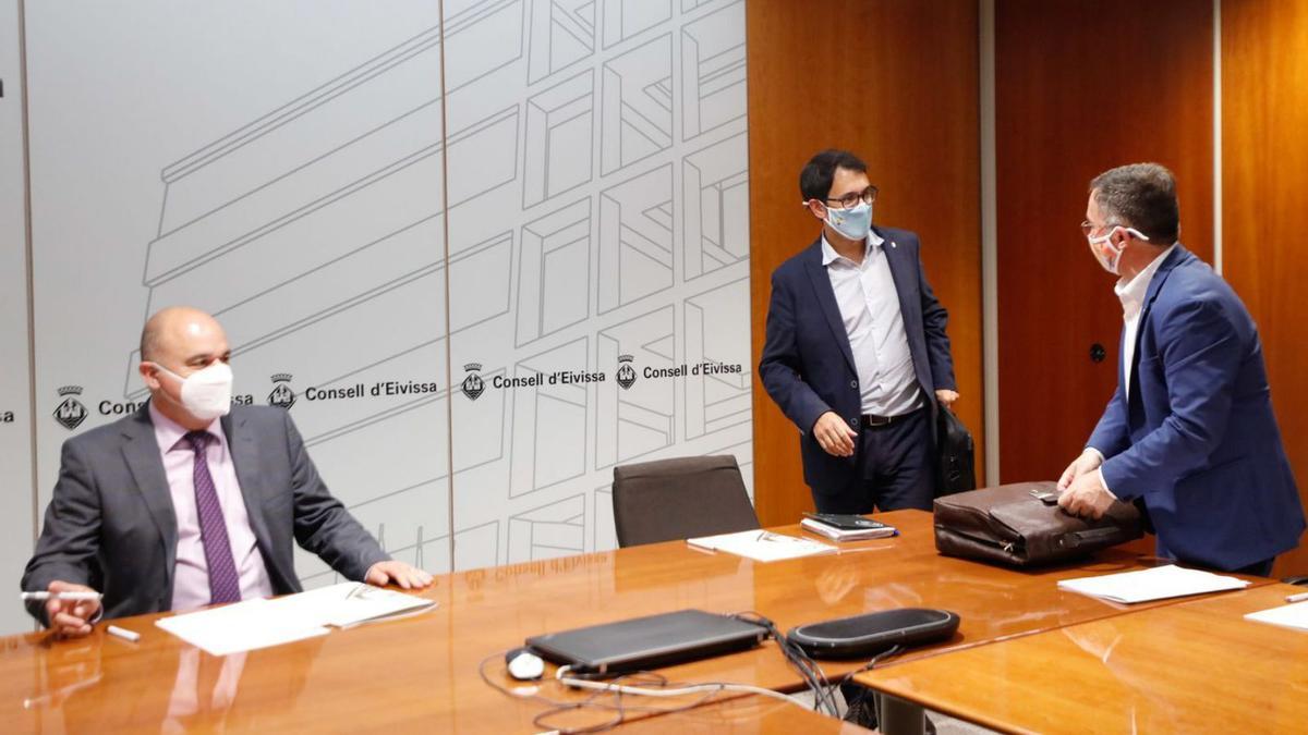 Vicent Marí y, a la derecha, Iago Negueruela conversa con Josep Marí Ribas. | J. A. RIERA