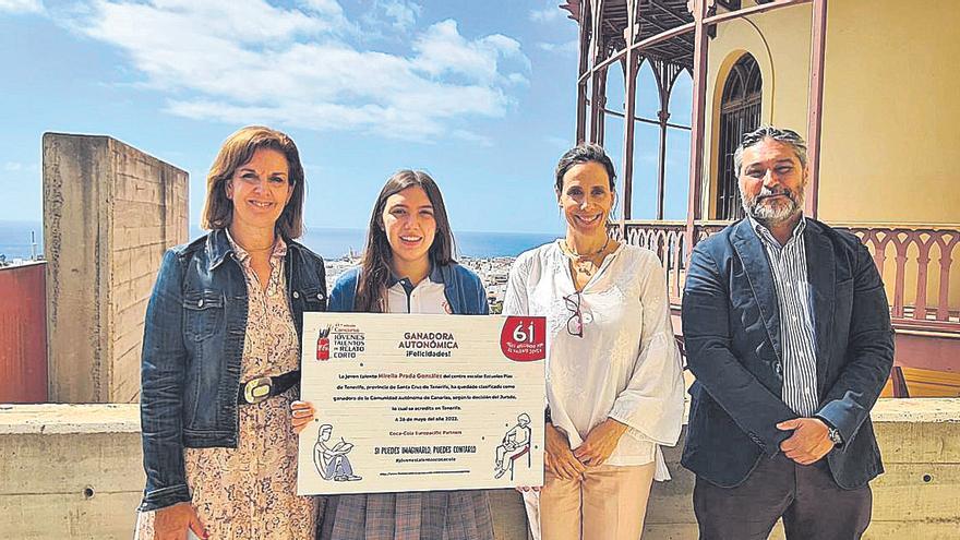 Imagen de la ganadora en Canarias con el premio.