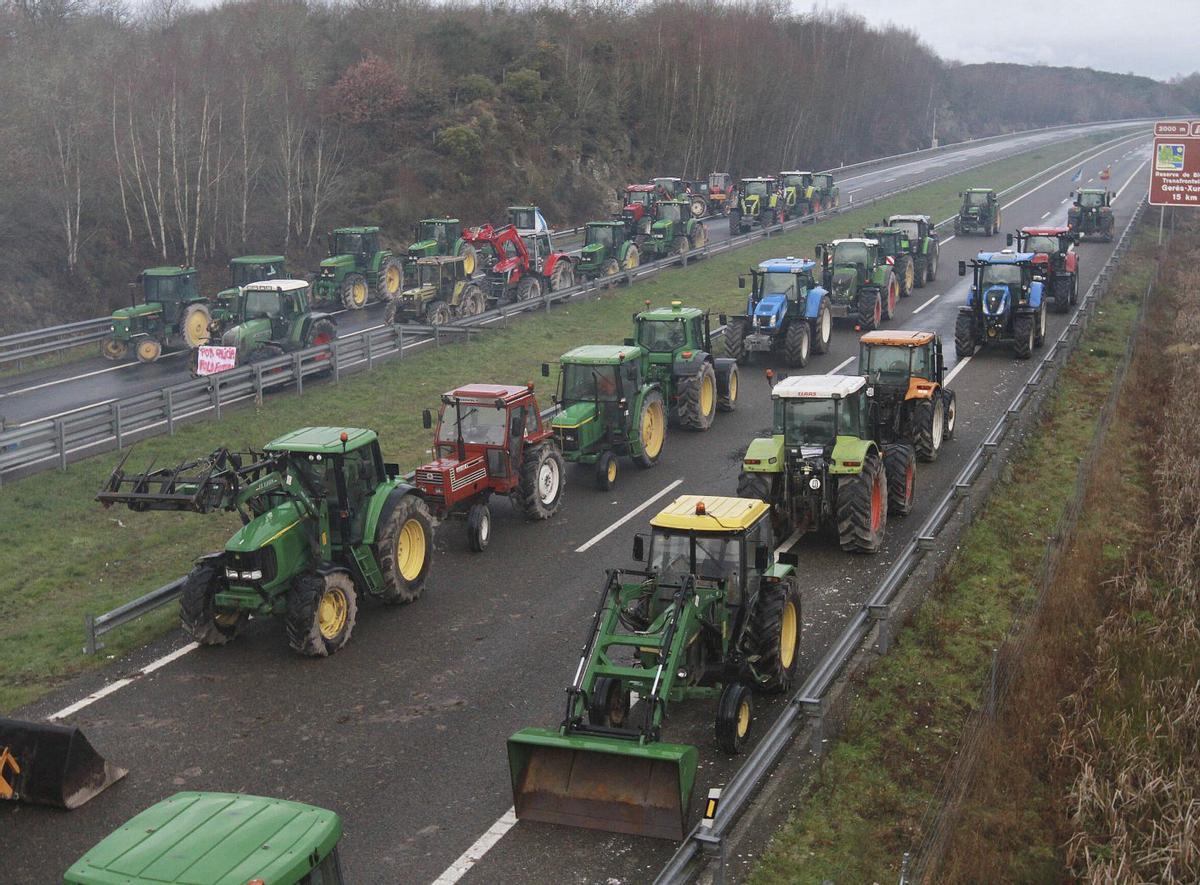 Los tractores siguen bloqueando la A-52 en Xinzo de Limia.
