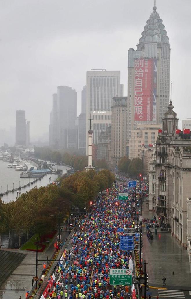 Los corredores participan en la Maratón Internacional de Shanghai en Shanghai.