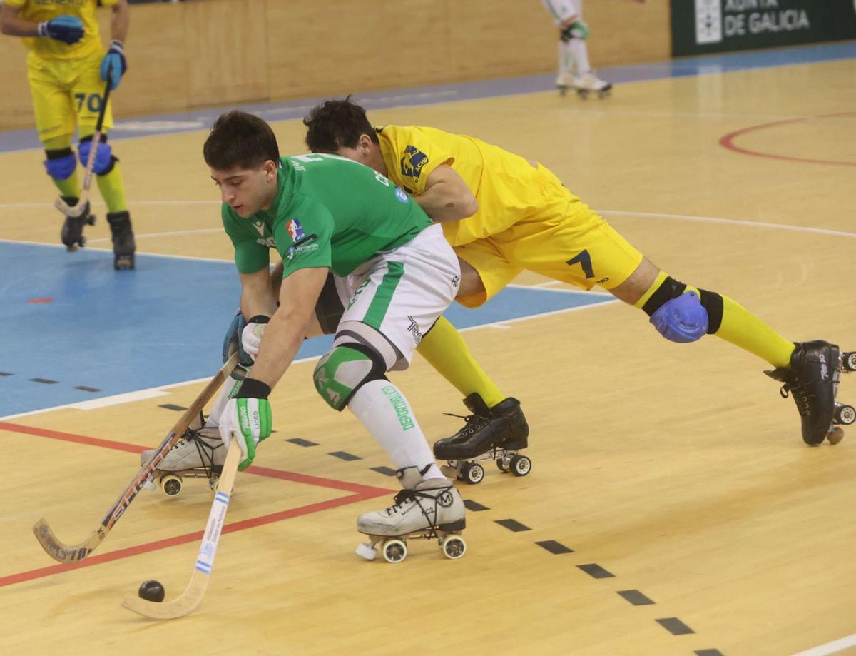 Nil Cervera conduce la bola en el partido ante el Sant Just en el Palacio. |  Iago López