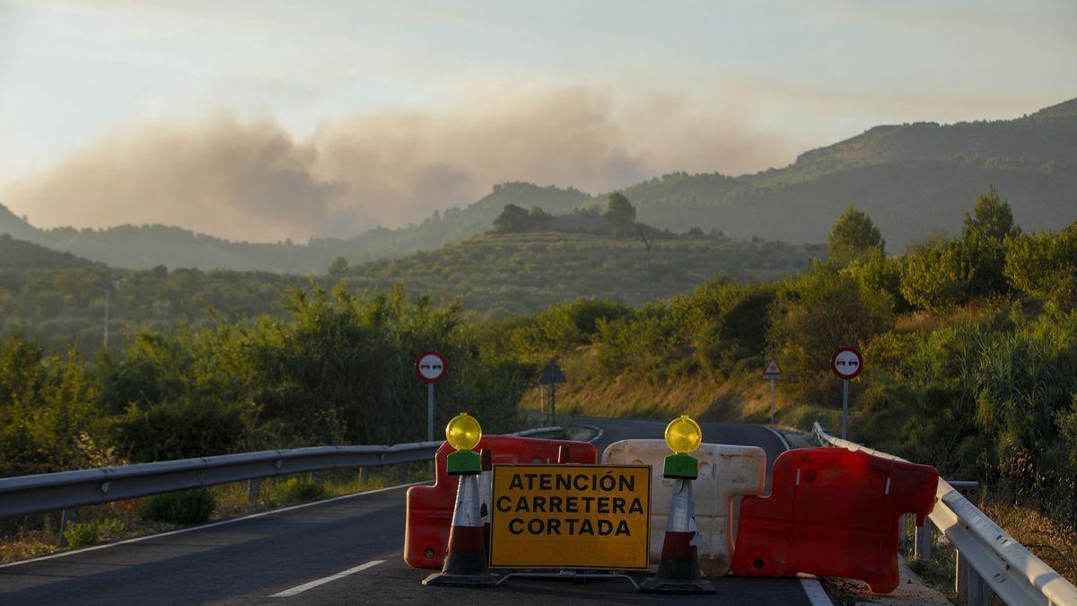El Incendio de Vall d&#039;Ebo sigue muy activo y obliga a cortar una carretera.