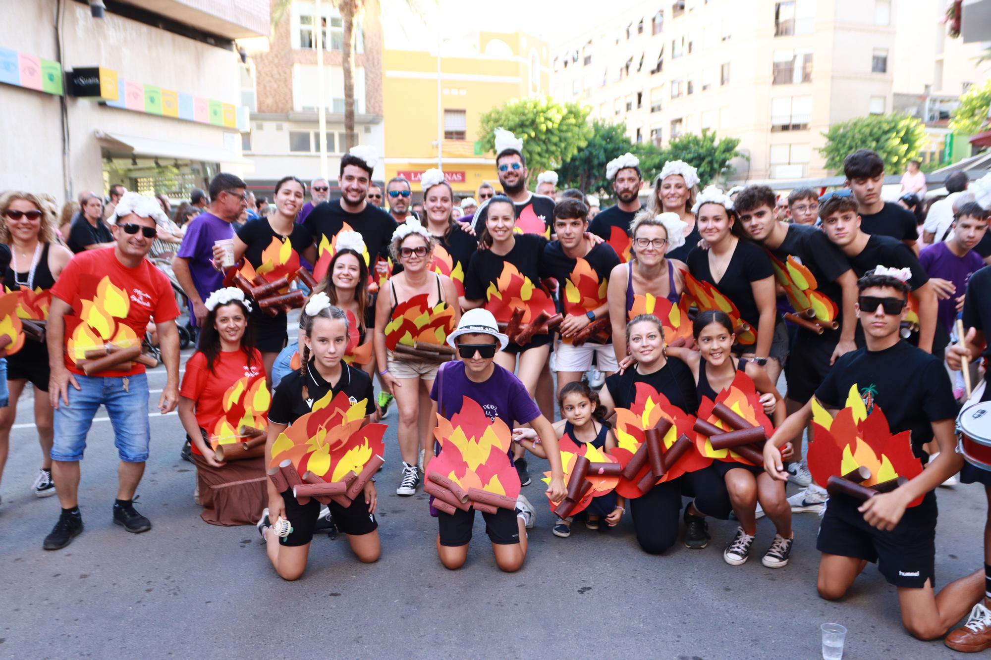 Así ha sido el último desfile y la prueba del toro por las fiestas de Sant Pere en el Grau