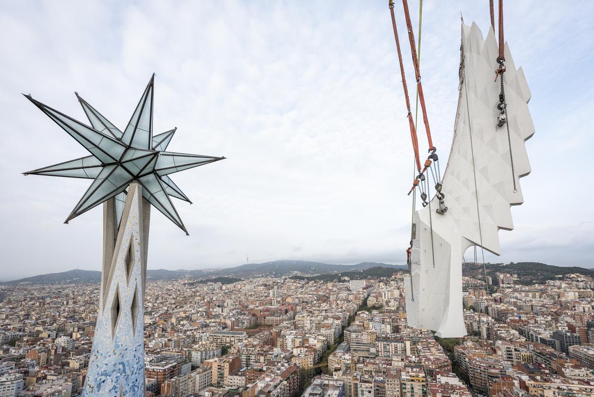 La Sagrada Família coloca las piezas que culminarán las torres de los Evangelistas Lluc y Marc