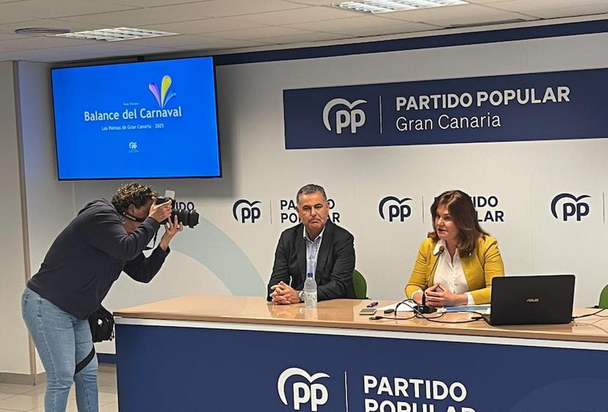 La portavoz del Partido Popular en el Ayuntamiento de Las Palmas de Gran Canaria, Jimena Delgado, junto al viceportavoz popular, Ignacio Guerra de la Torre hacen balance del Carnaval.