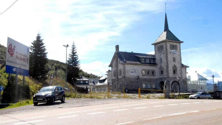 El parador de Pajares, en el límite de Asturias con León.