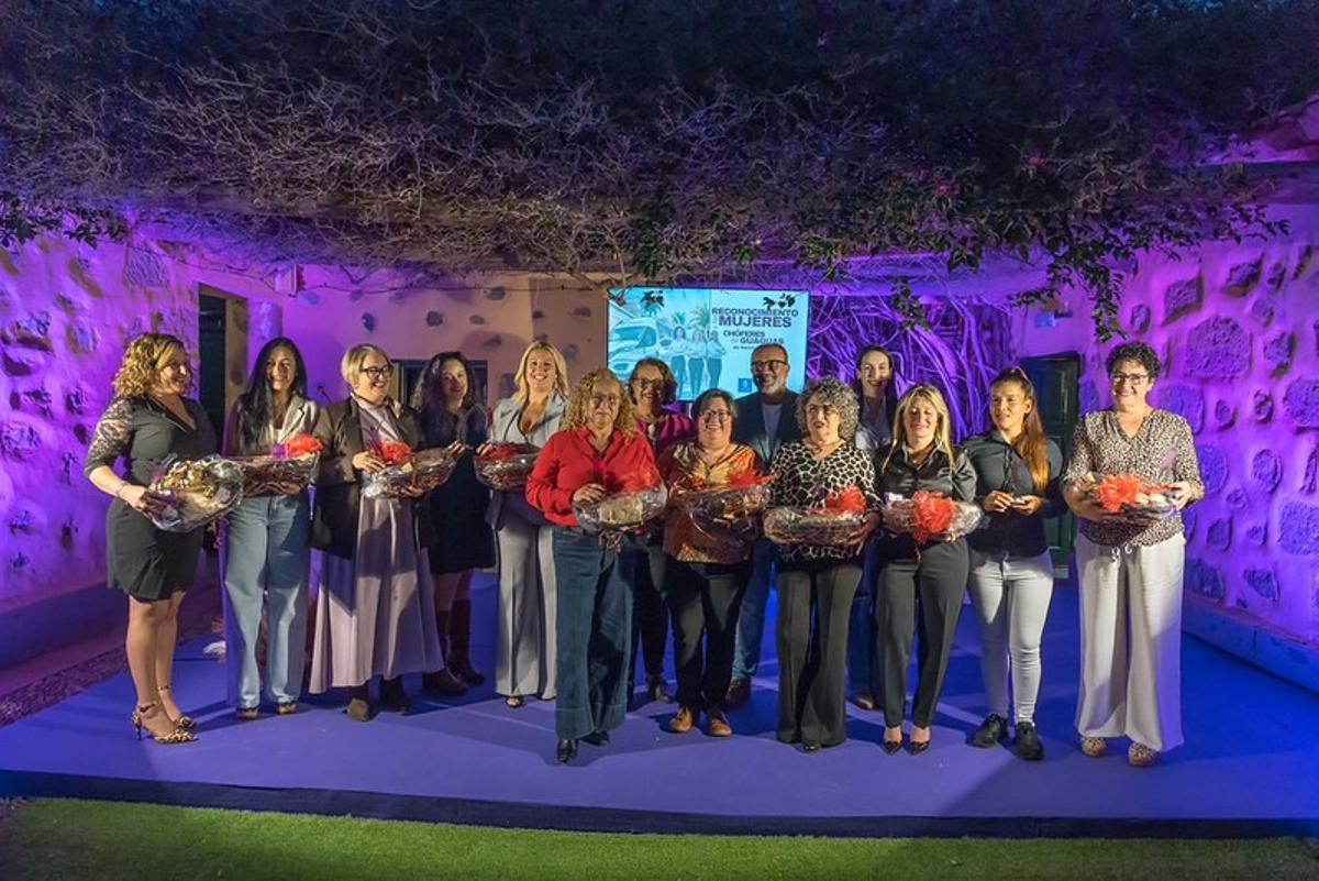 Imagen del momento final del acto en el que se homenajeó a 13 mujeres del municipio a las mujeres que trabajan o han trabajado como conductoras de guaguas.