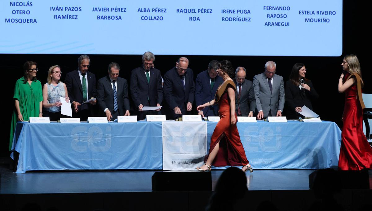 El Auditorio Mar de Vigo acogió la graduación de la Escuela de Ingeniería Industrial de la Universidade de Vigo. En el acto estuvieron presentes 282 alumnos y autoridades como Alfonso Rueda y Abel Caballero. El Auditorio Mar de Vigo acogió la graduación de la Escuela de Ingeniería Industrial de la Universidade de Vigo. En el acto estuvieron presentes 282 alumnos y autoridades como Alfonso Rueda y Abel Caballero.