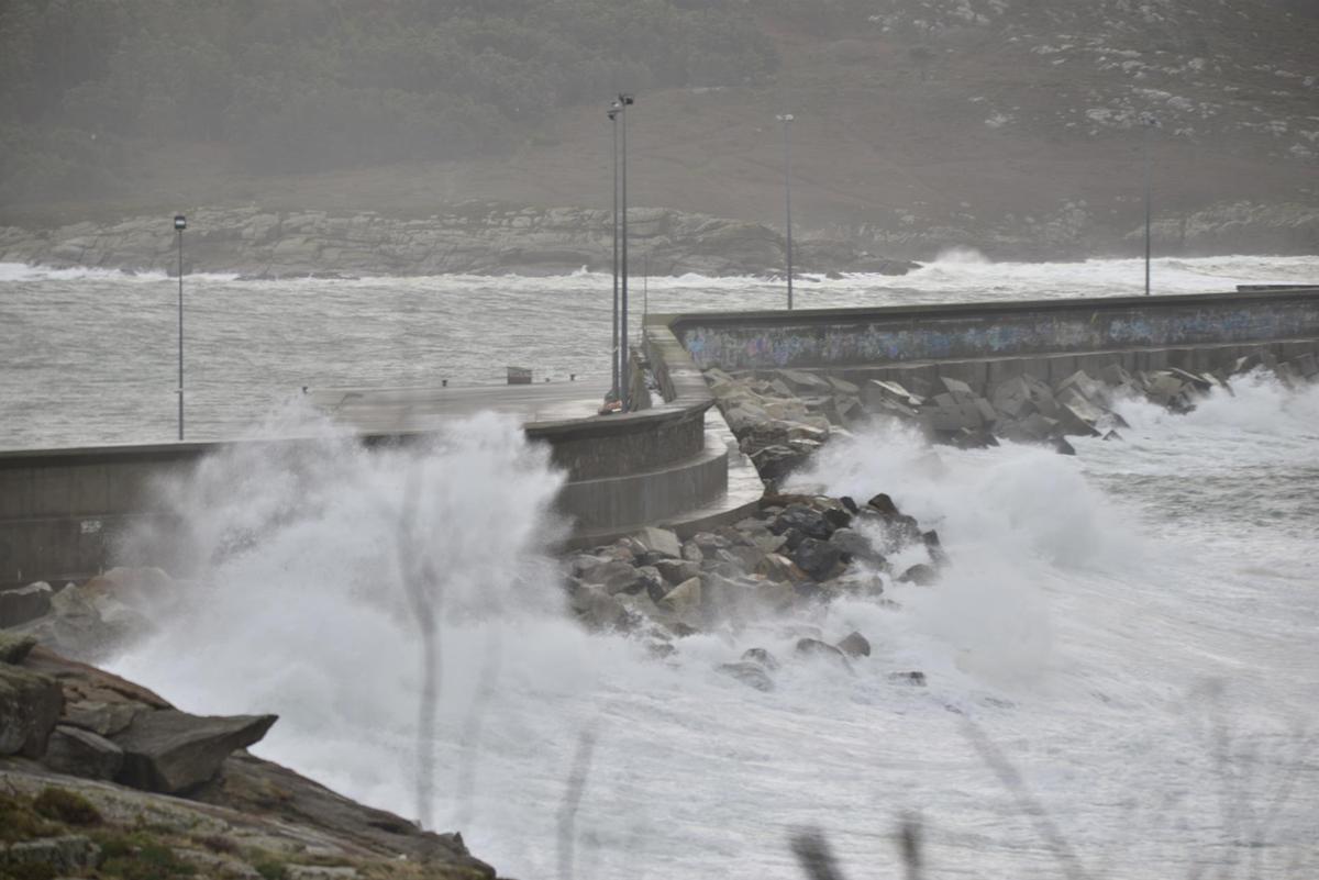Archivo - Efectos del oleaje por el paso de la borrasca 'Ciarán' por A Coruña en noviembre de 2023.