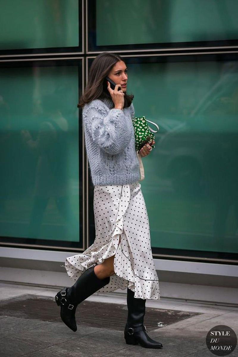 Combina tu falda de corte midi con botas para conseguir un look muy casual y cómodo