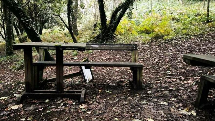 Banco roto en el parque y cartel caído.   | // L.O.