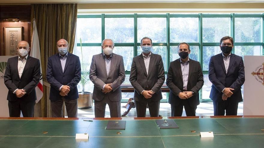 Foto de familia, con Manuel Azuaga y Pablo Atencia en el centro de la imagen, tras la firma del acuerdo de colaboración.