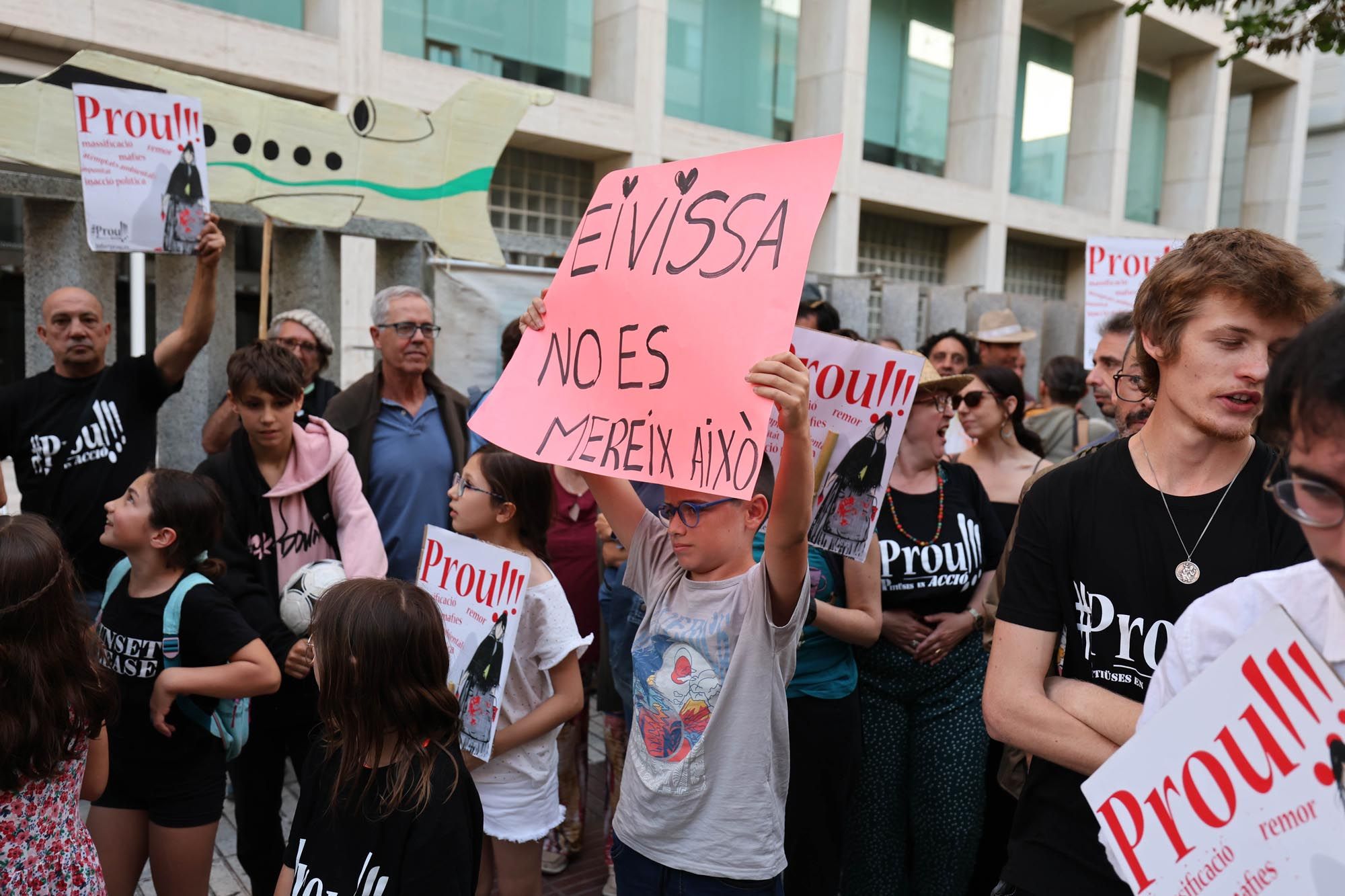 La protesta contra la masificación turística en Ibiza, en imágenes