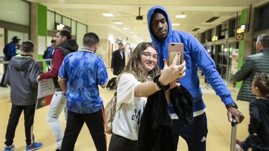 El Valencia CF fue recibido por algunos aficionados a su llegada a Girona, uno de los más solicitados era Kondogbia.