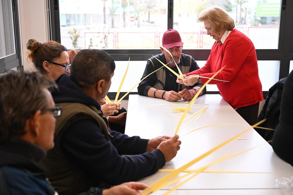 Caritas Elche organiza un taller de palma blanca con el fin de recaudar fondos con unas 7000 solapas para domingo de ramos Caritas Elche organiza un taller de palma blanca con el fin de recaudar fondos con unas 7000 solapas para domingo de ramos