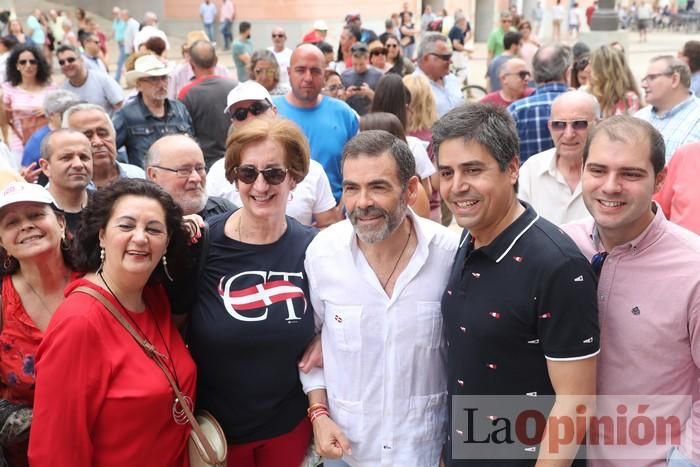 Cientos de personas protestan frente al Ayuntamiento de Cartagena por el pacto entre PP, PSOE y Cs