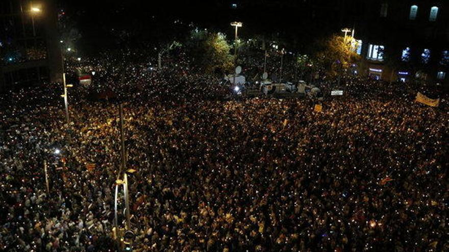 Milers de persones encenen espelmes a la Diagonal de Barcelona