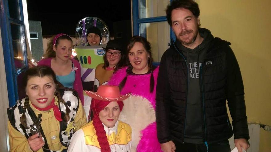 El músico David Feito con organizadoras del Carnaval de Nueva, ayer, antes del pregón.