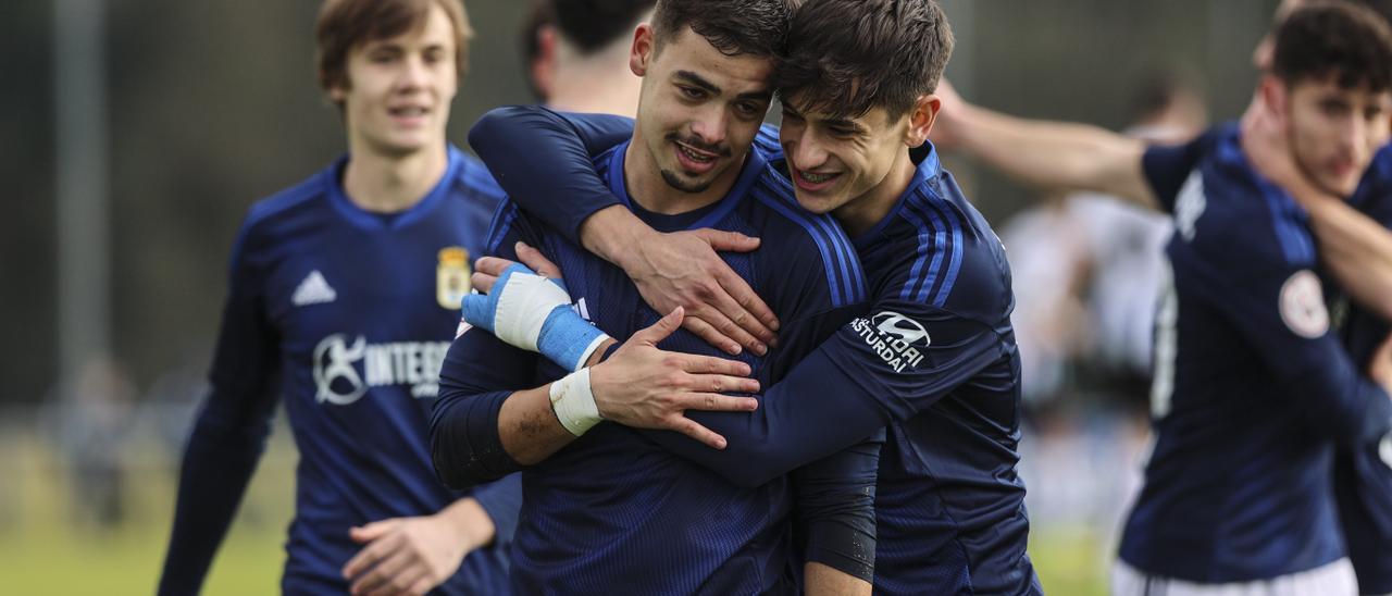 Masca y Omar Falah celebran el primer gol del Vetusta