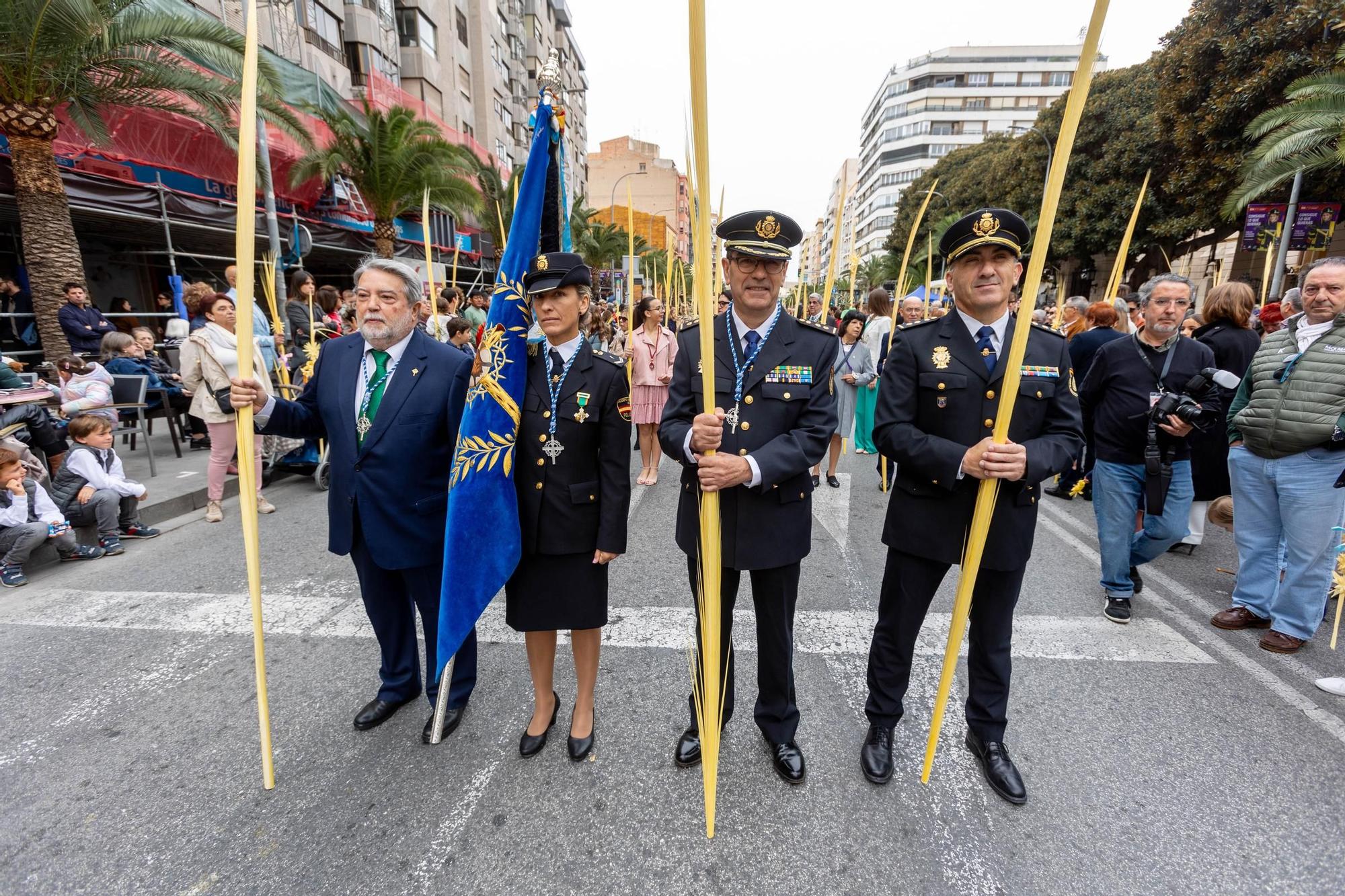 Miles de personas abarrotan el centro de la ciudad de Alicante para celebrar el Domingo de Ramos