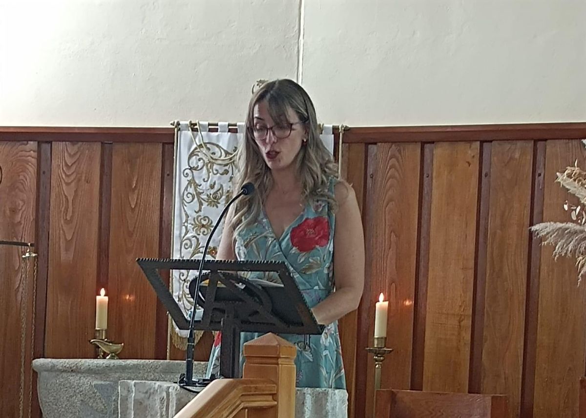 Elena Carro del Río comparte con los asistentes el pregón del Día de la Comarca.