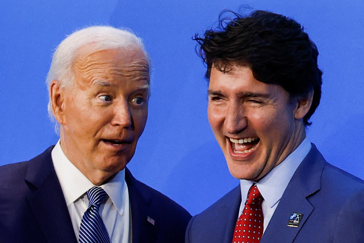 El presidente estadounidense Joe Biden saluda al primer ministro canadiense Justin Trudeau mientras asisten a la cumbre del 75 aniversario de la OTAN en Washington, Estados Unidos, el 10 de julio de 2024.