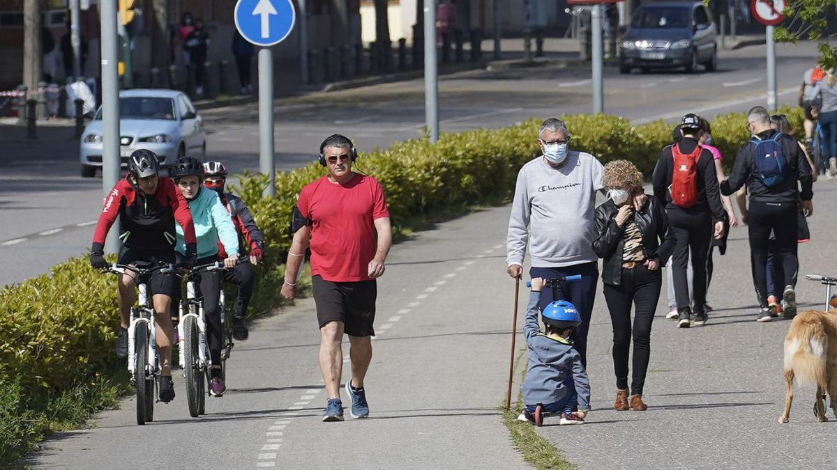 Tres ciclistes pel carril bici del carrer Emili Grahit de Girona.  | MARC MARTÍ