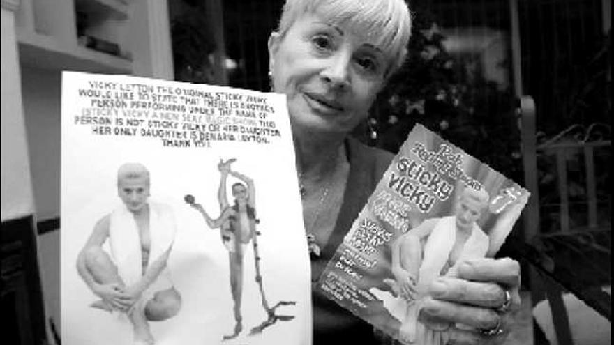 La conocida 

Vicky Leyton muestra algunos de los carteles en los que se anuncia su espectáculo
