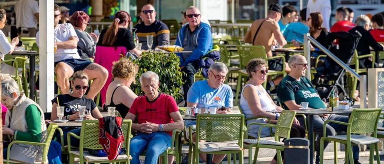 Terrazas llenas de turistas en Benidorm.