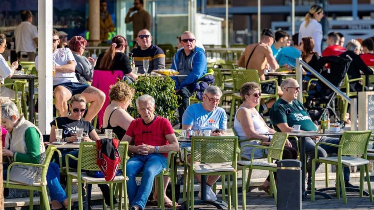 Terrazas llenas de turistas en Benidorm.